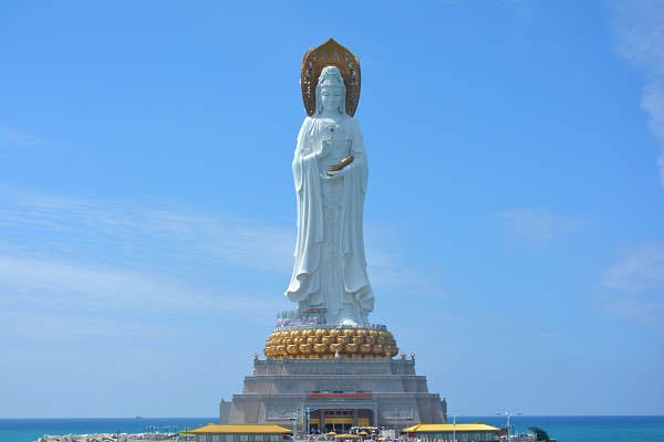 Статуя богини милосердия Гуаньинь в Центре буддизма Наньшань